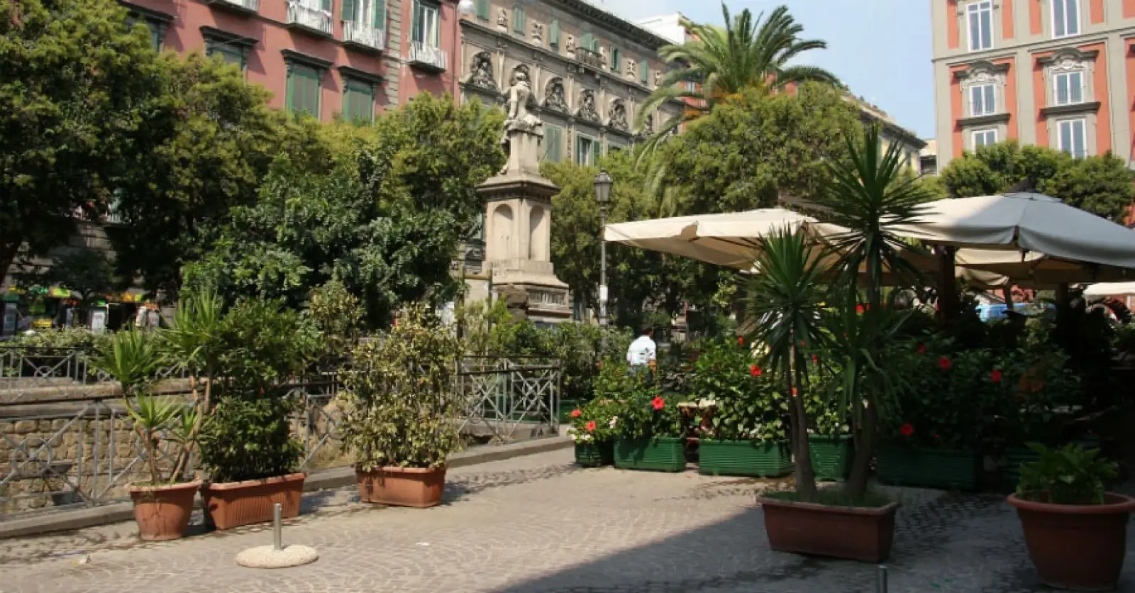 Piazza Bellini e quartiere 'notturno'
